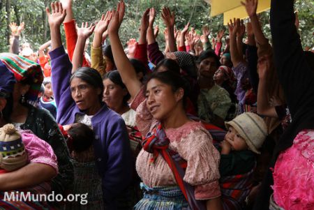 Community consultation on the exploitation of natural resources in Santa Cruz del Quiché, Guatemala, 2010. (Photo by James A. Rodríguez / MiMundo.org)