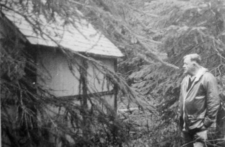 Niist Gravehouse at Slamgeesh, Judge Alan McEachern looking on. Photo by Peter Grant in book Colonialism on Trial