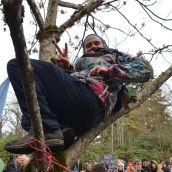 Crowd defies Kinder Morgan court order