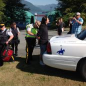 3 Cops, 1 Arrestee