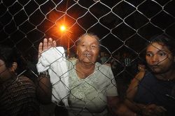 Relatives of men held inside the Comayagua prison after the fire. Photo by AP.